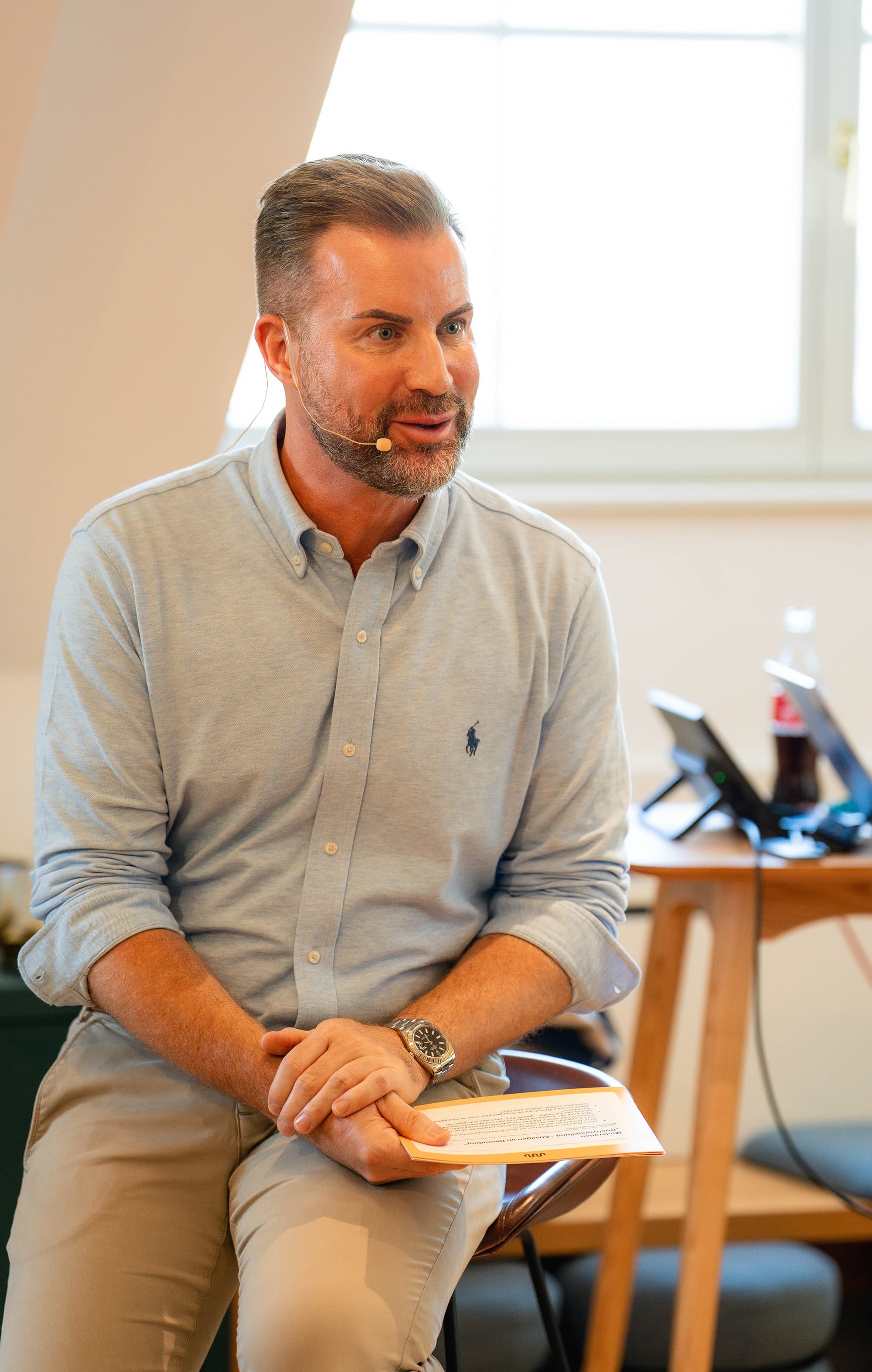 Boris Bärzler leitet ein Kommunikationstraining im Seminarraum